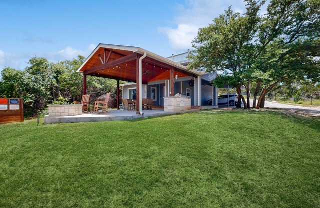 Lovely home on 2+ acres with views, firepit & outdoor kitchen - wedding perfect