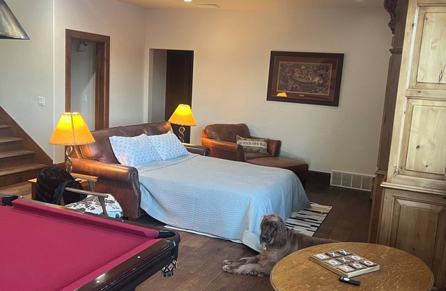 Lovely home suite that sleeps 8 in Kamas with WiFi access with private entrance.