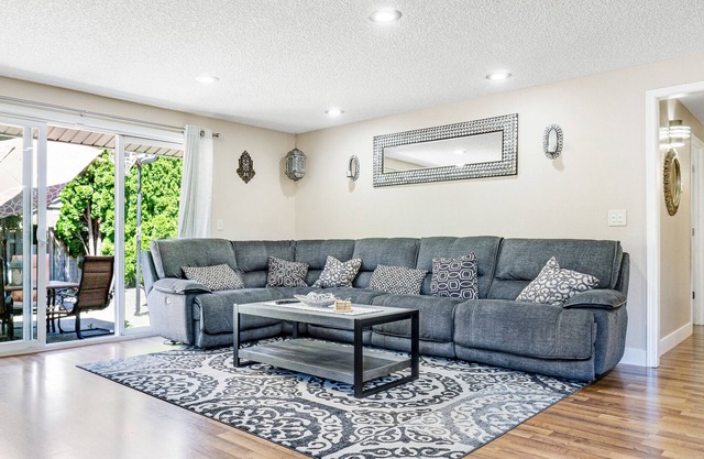 Wonderful Family Home W/ Free WiFi, Beach Access Nearby, Full Kitchen & Patio!