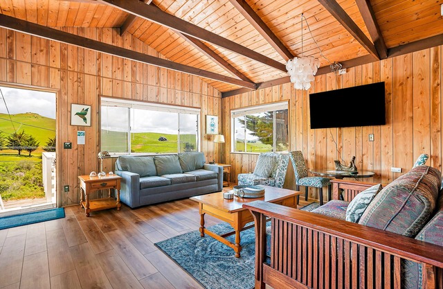 Lovely home with fireplace, roomy deck, washer/dryer & EV charging - near ocean