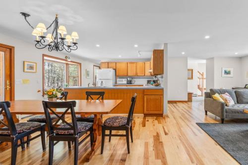 Lovely House 5 Min to Beach with Deck Grill and Garage