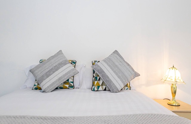 Lovely house close to restaurants and shops. 7 minutes from Manchester Airport.