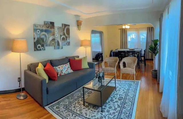 Lovely house in the suburbs! Privacy & comfort!