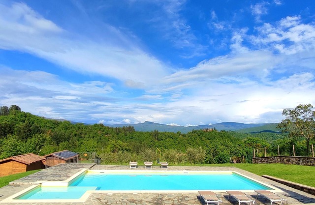 Die alte Anwesen mit Garten, Pool, Wifi, zwischen Florenz und Arezzo