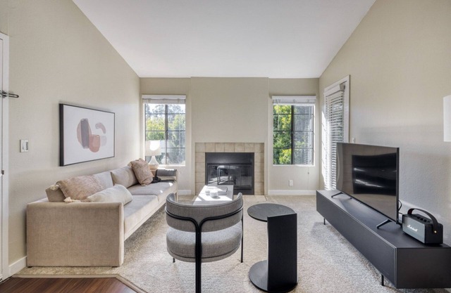 Lovely La Jolla 1BR w/ Gym, W/D & Pool, nr bars & shops, by Blueground