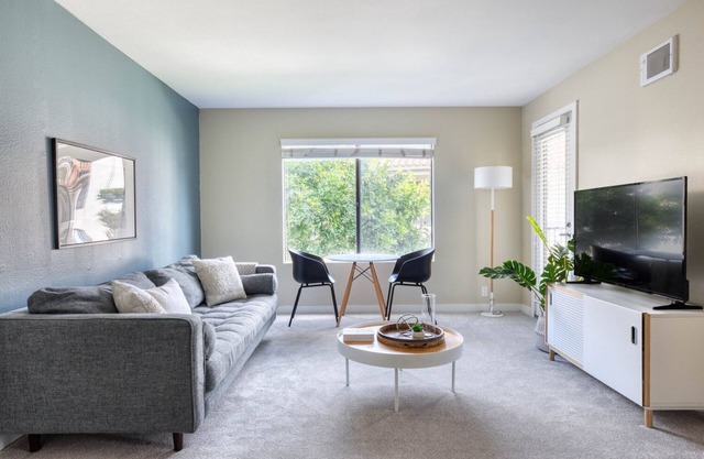 Lovely La Jolla 1BR w/ Gym, W/D & Pool, nr bars & shops, by Blueground