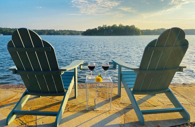 Lovely Lake Balboa house with a front-row-seat for the lake!