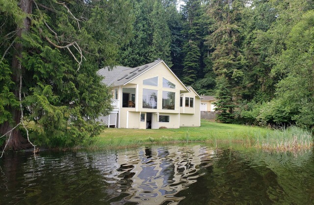Lovely Lake Crabapple Lakefront Home