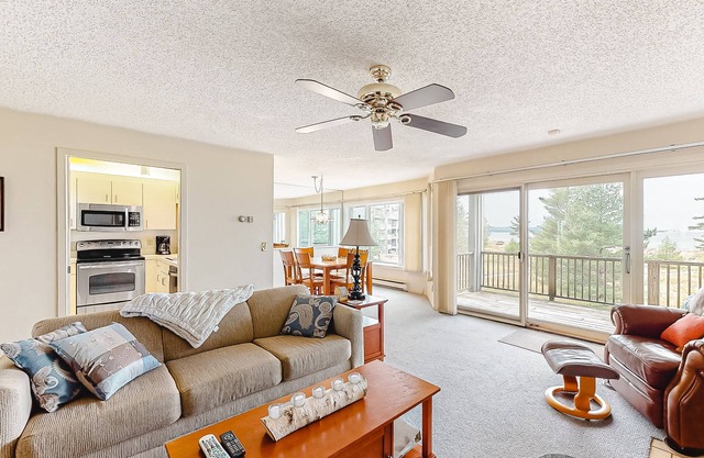 Lovely Lake Michigan beachfront condo with deck, washer/dryer, fireplace, views
