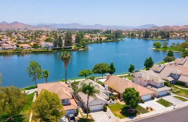 Lovely Lakehouse with Indoor Spa Tub Suite and Stunning Views