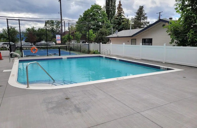 Lovely lakeside condo with pool close to amenitiesnn