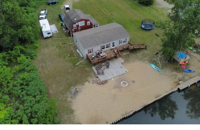 Lovely Lakeside Cottage for 6 on a Private Lake