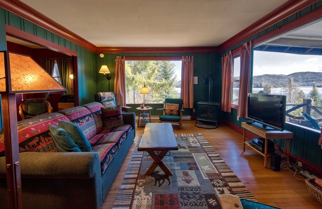 Lovely Lakeview Cabin Minutes to Main Street!