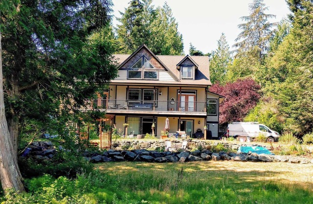 Lovely large Lakehouse with breathtaking views in peaceful surroundings in Sooke