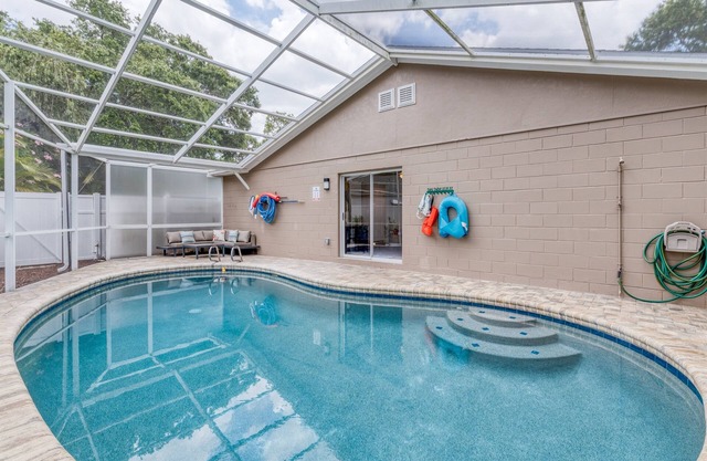 Lovely Largo Heated POOL Home, sleeps 6, 122nd