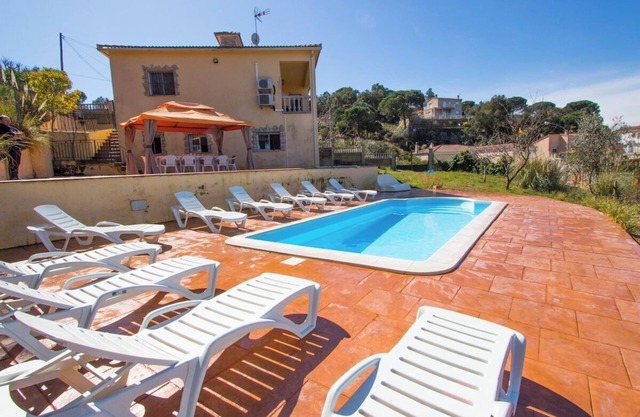 Casas Catalunya: Entspannende Villa Lloraine an der Costa Brava mit Blick auf die Berge. Für 10 Gäste!
