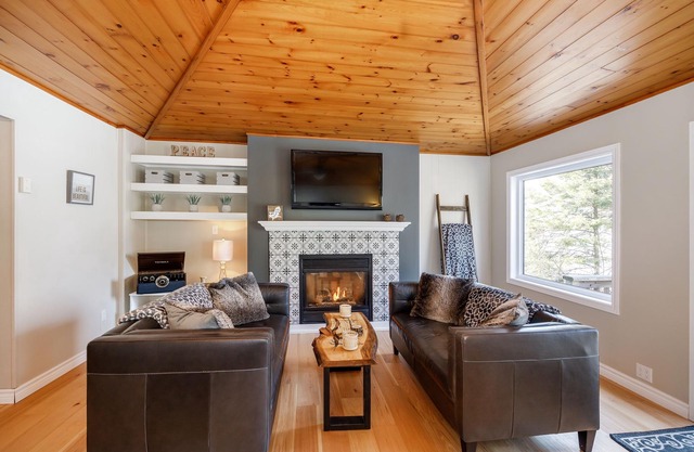 Lovely Little Lake House - A serene getaway close to the city