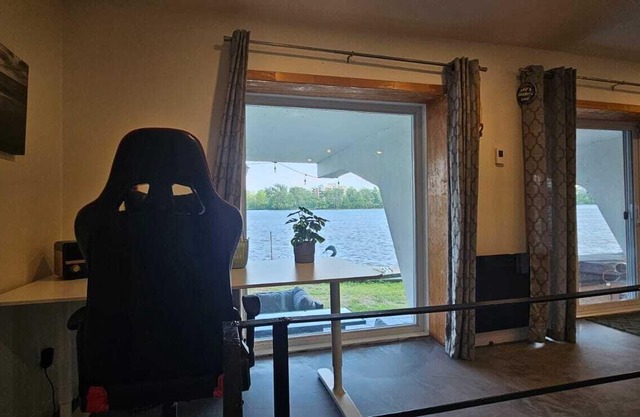Lovely loft on the water, with free parking. Pet-Friendly!
