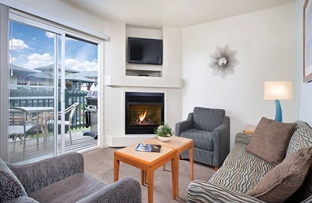 Lovely Marina Apartment w/ Beach Access 11/1 - 11/4/24.