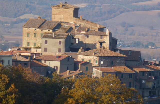 Schönes mittelalterliches Stadthaus zwischen Rom und Florenz mit außergewöhnlicher Aussicht