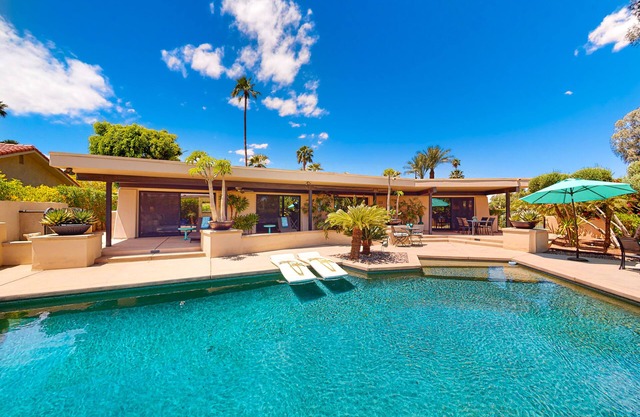 Lovely midcentury home with private pool and outdoor kitchen - dogs welcome