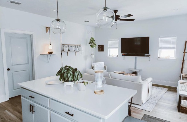 Lovely Modern 2/2: Bright, Minimal, and Comfy