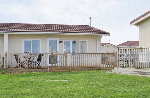 Lovely modern chalet with stunning sea views on a lovely quiet site.