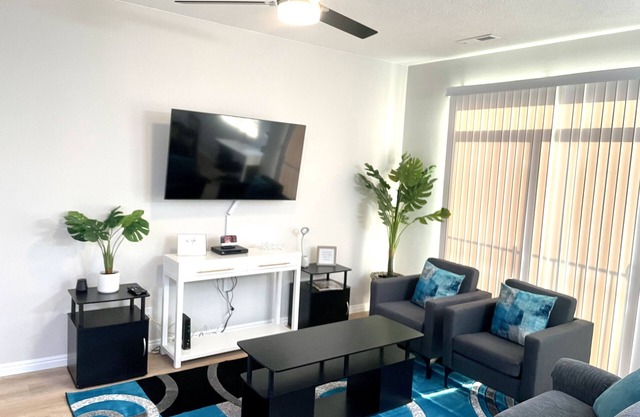 Lovely Modern Condo 2 Bedroom with pool/spa