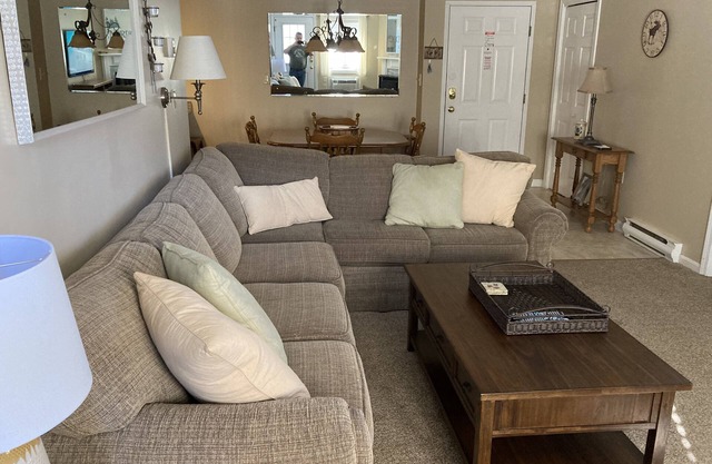 New-Comfy Condo @ Nordic Inn-WIFI, 3 ACS, FP, Indoor & Outdoor Pools, Gym