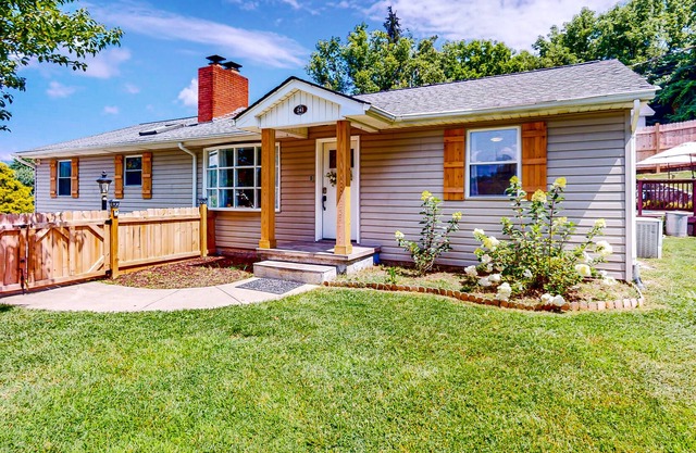 Lovely modern home with private yard, swimming pool, firepit, & mtn views