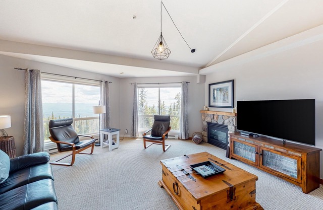 Lovely mountain-view home with ski/in-ski out access, hot tub, and fireplace