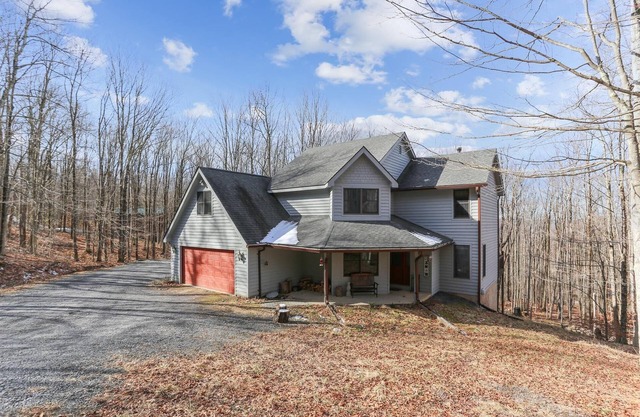 Lovely mountain home in a beautiful wooded setting. Welcome to Hart's Horn!