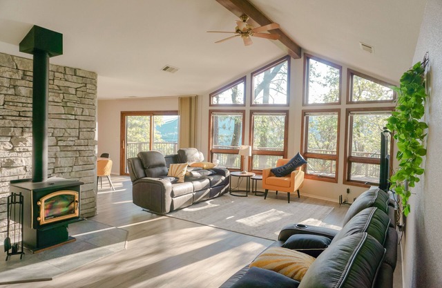 Lovely mountain home w/ large deck and forest view
