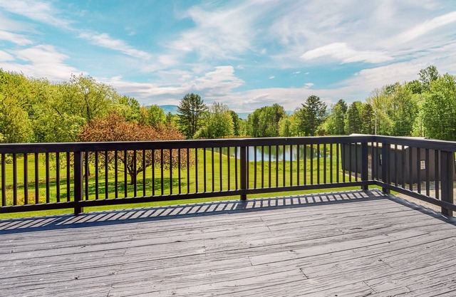 Lovely mountain home with swimming pond and washer/dryer - dogs welcome