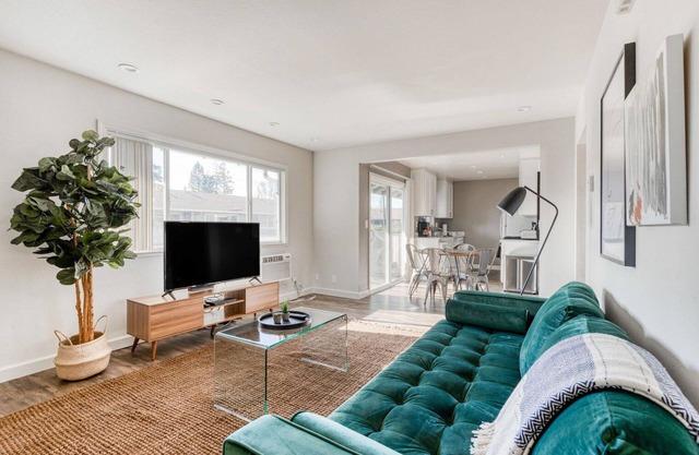 Lovely Mountain View 2BR w/ Pool & Patio, nr Caltrain, by Blueground