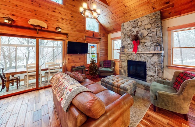 Lovely mountainside home with a firepit & washer/dryer - dog-friendly