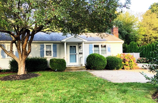 Lovely N Falmouth home near Shining Sea Bikeway & Megansett Beach. Pet friendly!