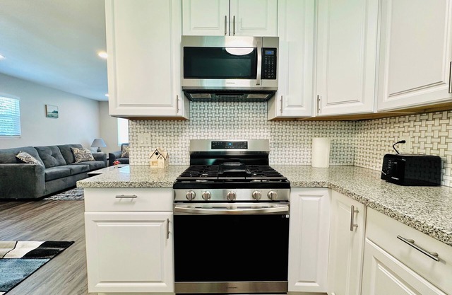 Lovely new 3-bedroom house located near downtown!