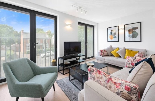 Lovely, New Flat in Village Centre - Free Parking!