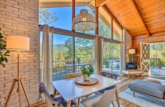 Lovely Oakhurst Cabin w/ Deck & Mtn Views!