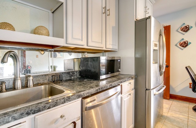 Lovely Ocean Gate Home < 1 Mi to Beach!