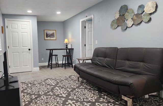 Lovely One Bedroom home/guest house