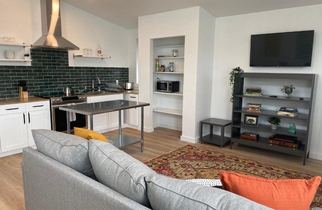 Lovely one bedroom loft with mountain views