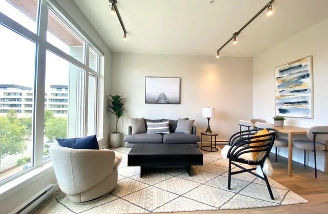 Lovely One Bedroom Suite in Downtown Sidney