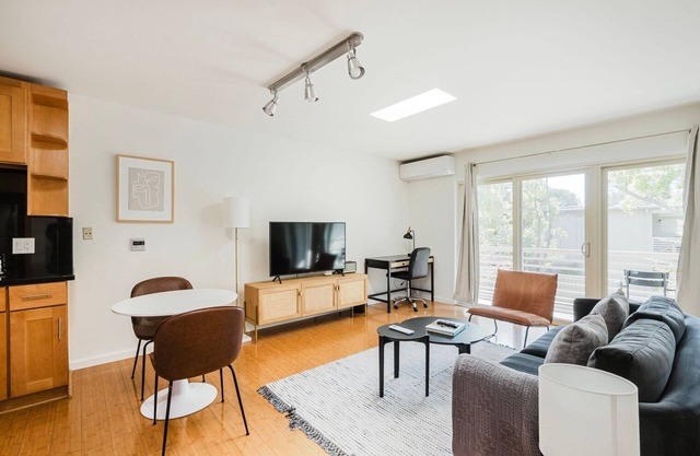 Lovely Palo Alto 1BR w/ W/D & A/C, nr University, by Blueground