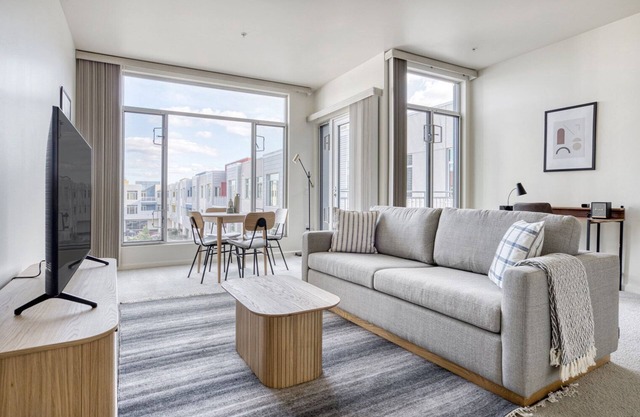 Lovely Palo Alto 2BR w/ AC, Pool & W/D, walkable location, by Blueground