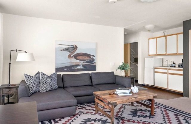 Lovely Pet Friendly 2bd / 2ba w/ Private Entrance, On Site Laundry & Dedicated Parking