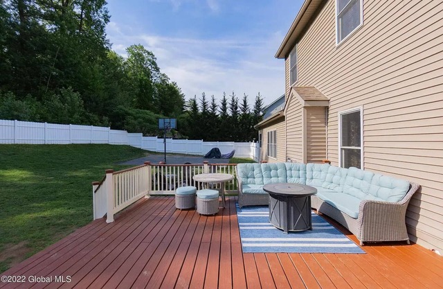 Lovely private house in a quiet neighborhood, short drive to the race track.