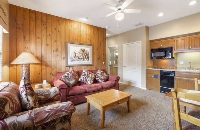 Lovely Queen Suite with Kitchenette - Golf Resort Amenities