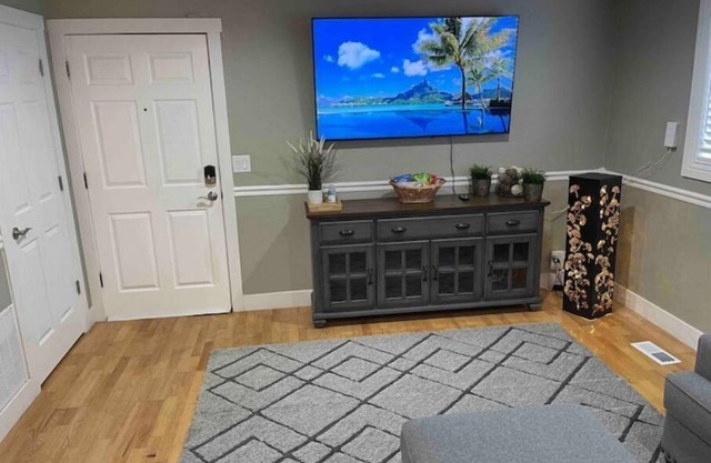Lovely quiet 2 bedroom rental with free parking